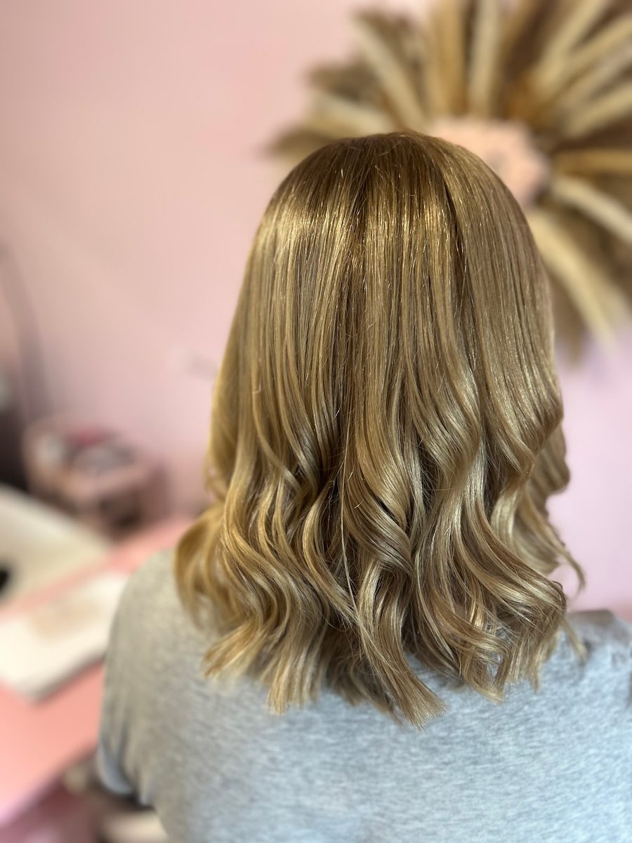 Honey-bronde wavy cut and blow dry finish